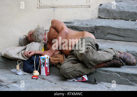 Obdachlosen schlafen auf den Straßen von Florenz, Toskana, Italien, Europa. Stockfoto