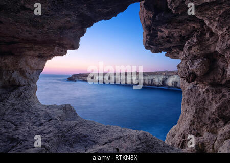 Wasserhöhle, die in der Dämmerung auf Cape Greco in der Nähe von Ayia Napa, Zypern (HDR-Bild) Stockfoto