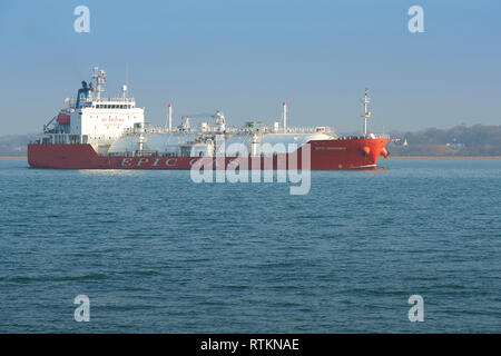 Die epische VERSAND CHARTERING PTE, LPG-Tanker, epische SHIKOKU, fährt das fawley Ölraffinerie, Southampton, UK, auf dem Weg nach Mohammedia, Marokko. Stockfoto