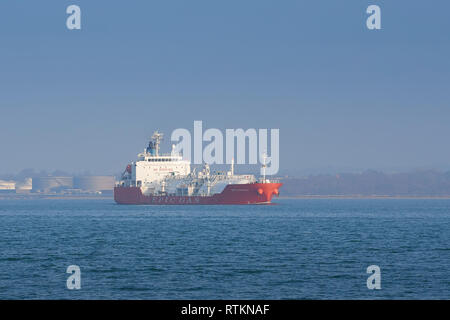 Die epische VERSAND CHARTERING PTE, LPG-Tanker, epische SHIKOKU, fährt das fawley Ölraffinerie, Southampton, UK, auf dem Weg nach Mohammedia, Marokko. Stockfoto