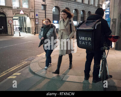 Uber isst ubereats, Lieferung Radfahrer in Central London Stockfoto