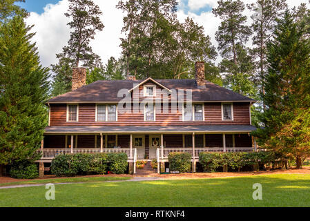 Großes Blockhaus Haus im Wald in North Georgia Stockfoto