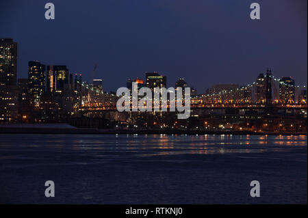 Ed Koch Queensborough Bridge und NYC Skyline bei Nacht Stockfoto