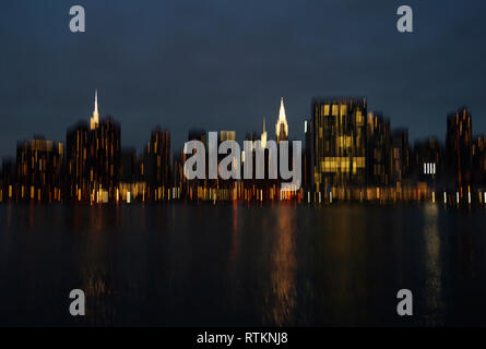 East River und New York City Midtown Skyline bei Nacht Stockfoto