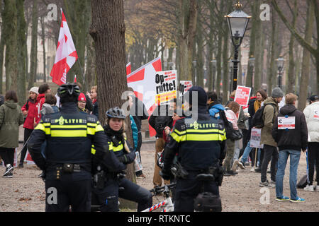 Den Haag, Niederlande. 24. November 2018. Polizisten bei einer friedlichen Demonstration gegen den Ministerpräsidenten Mark Rutte Stockfoto