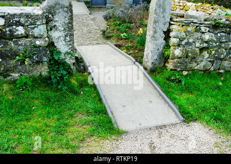 Outdoor Rollstuhlrampe in einem Land Garten - Johannes Gollop Stockfoto