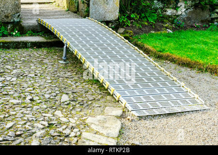 Outdoor Rollstuhlrampe in einem Land Garten - Johannes Gollop Stockfoto