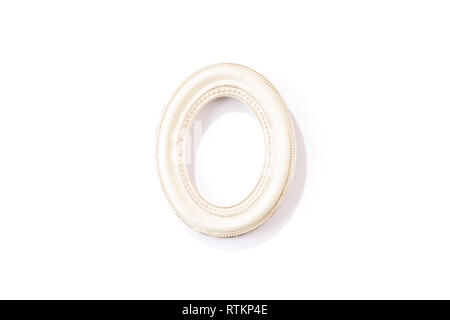 Weiß antik oval Bild/Foto Frame auf weißem Hintergrund. Flach, von oben, Overhead, isoliert, Vorlage. Stockfoto
