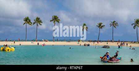 Sonnenanbeter am Strand von Waikiki am Hawaiian Hilton am 7. August in Honolulu, USA 2016. Der Waikiki Strand ist Nachbarschaft von Honolulu, am besten bekannt für Weiße Stockfoto