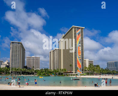 Sonnenanbeter am Strand von Waikiki am Hawaiian Hilton am 7. August in Honolulu, USA 2016. Der Waikiki Strand ist Nachbarschaft von Honolulu, am besten bekannt für Weiße Stockfoto