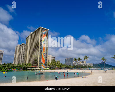 Sonnenanbeter am Strand von Waikiki am Hawaiian Hilton am 7. August in Honolulu, USA 2016. Der Waikiki Strand ist Nachbarschaft von Honolulu, am besten bekannt für Weiße Stockfoto