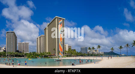 Sonnenanbeter am Strand von Waikiki am Hawaiian Hilton am 7. August in Honolulu, USA 2016. Der Waikiki Strand ist Nachbarschaft von Honolulu, am besten bekannt für Weiße Stockfoto