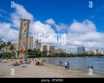 Sonnenanbeter am Strand von Waikiki am Hawaiian Hilton am 7. August in Honolulu, USA 2016. Der Waikiki Strand ist Nachbarschaft von Honolulu, am besten bekannt für Weiße Stockfoto