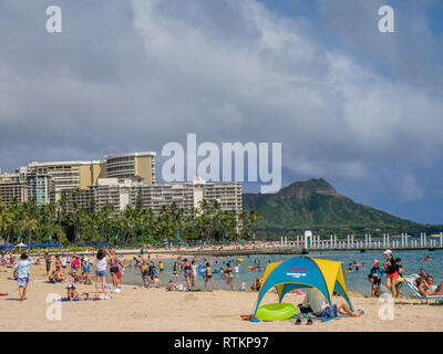 Sonnenanbeter am Strand von Waikiki am Hawaiian Hilton am 7. August in Honolulu, USA 2016. Der Waikiki Strand ist Nachbarschaft von Honolulu, am besten bekannt für Weiße Stockfoto