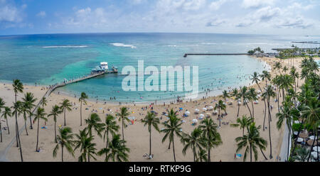 Sonnenanbeter am Strand von Waikiki am Hawaiian Hilton am 7. August in Honolulu, USA 2016. Der Waikiki Strand ist Nachbarschaft von Honolulu, am besten bekannt für Weiße Stockfoto