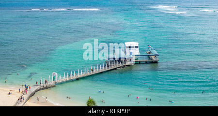 Sonnenanbeter am Strand von Waikiki am Hawaiian Hilton am 7. August in Honolulu, USA 2016. Der Waikiki Strand ist Nachbarschaft von Honolulu, am besten bekannt für Weiße Stockfoto