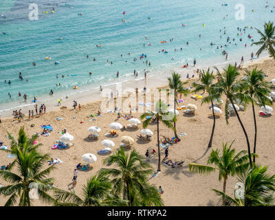 Sonnenanbeter am Strand von Waikiki am Hawaiian Hilton am 7. August in Honolulu, USA 2016. Der Waikiki Strand ist Nachbarschaft von Honolulu, am besten bekannt für Weiße Stockfoto