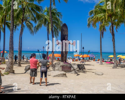 Duke Kahanamoku Statue am Strand von Waikiki am 8. August 2016 in Honolulu. Herzog berühmt popularisiert Surfen und gewann Gold für die USA im Schwimmen. Stockfoto