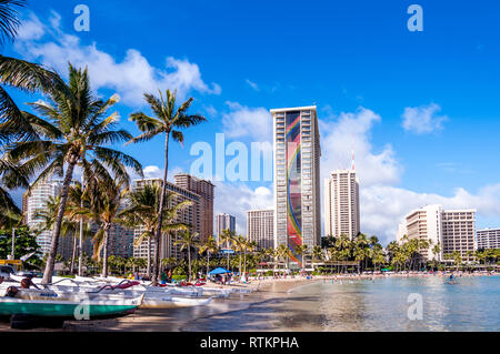 Touristen Sonnenbaden und Surfen am Strand von Waikiki am 26. Juni 2013 in Oahu. Waikiki Beach ist direkt am Strand von Honolulu, am besten bekannt für Weiße Stockfoto