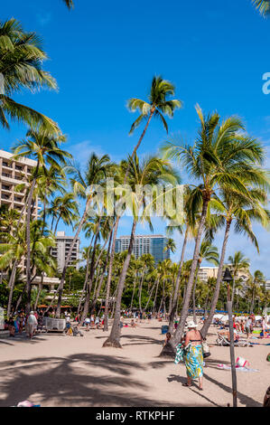 Touristen Sonnenbaden und Surfen am Strand von Waikiki am 26. Juni 2013 in Oahu. Waikiki Beach ist direkt am Strand von Honolulu, am besten bekannt für Weiße Stockfoto