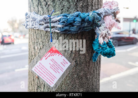 Aboricide im Herbst, Kunst, Installation, Schals, Schal, an Bäumen angebracht, mit, Informationen,,, Bäume, um Euston Square, wird abgeschnitten zu werden, für HS2, Stockfoto