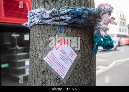 Aboricide im Herbst, Kunst, Installation, Schals, Schal, an Bäumen angebracht, mit, Informationen,,, Bäume, um Euston Square, wird abgeschnitten zu werden, für HS2, Stockfoto