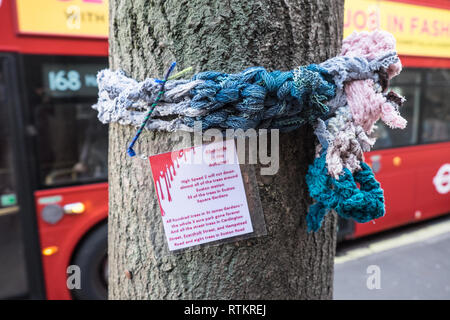 Aboricide im Herbst, Kunst, Installation, Schals, Schal, an Bäumen angebracht, mit, Informationen,,, Bäume, um Euston Square, wird abgeschnitten zu werden, für HS2, Stockfoto