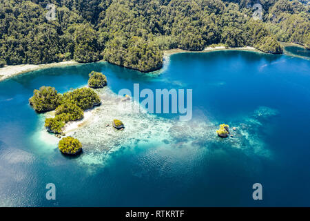 Luftaufnahme von Raja Ampat Inseln, West Papua, Indonesien, Pazifischer Ozean Stockfoto