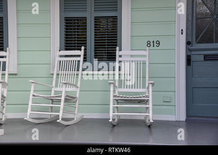 Typische Veranda in einem shotgun House in New Orleans (USA) Stockfoto