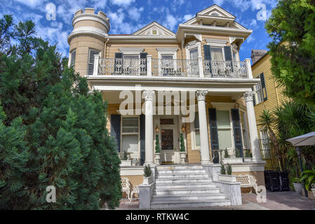 New Orleans ist Wissen (unter anderem) für seine Architektur mit mehreren Einflüssen in diesem Bild illustriert Stockfoto