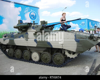 Kubinka, Russland - 12. Juni 2011: Museum für gepanzerte Fahrzeuge unter freiem Himmel und unter Schuppen in Kubinka in der Nähe von Moskau. Stockfoto