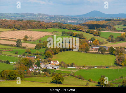 Blick über South Shropshire Landschaft mit Blick auf die wrekin von Flundern Torheit Turm auf Callow Hill in der Nähe von Craven Arms, Shropshire, England, UK. Stockfoto