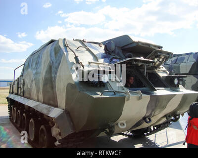 Kubinka, Russland - 12. Juni 2011: Museum für gepanzerte Fahrzeuge unter freiem Himmel und unter Schuppen in Kubinka in der Nähe von Moskau. Stockfoto