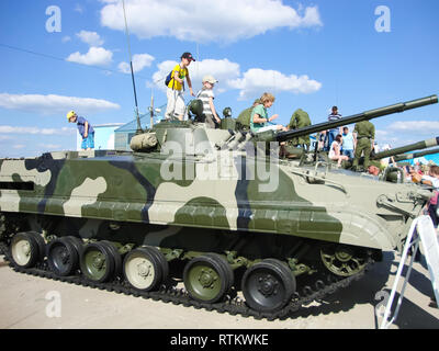 Kubinka, Russland - 12. Juni 2011: Museum für gepanzerte Fahrzeuge unter freiem Himmel und unter Schuppen in Kubinka in der Nähe von Moskau. Stockfoto