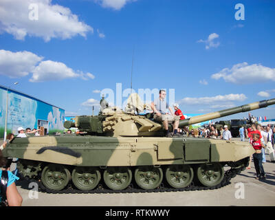 Kubinka, Russland - 12. Juni 2011: Museum für gepanzerte Fahrzeuge unter freiem Himmel und unter Schuppen in Kubinka in der Nähe von Moskau. Stockfoto