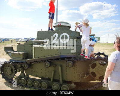 Kubinka, Russland - 12. Juni 2011: Museum für gepanzerte Fahrzeuge unter freiem Himmel und unter Schuppen in Kubinka in der Nähe von Moskau. Stockfoto