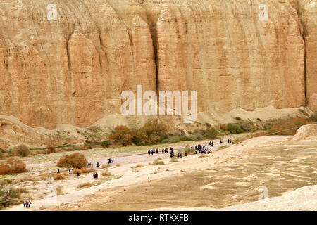 Eine Gruppe von jüdischen Schule Mädchen gehen entlang der Talsohle in der Judäischen Wüste in der Nähe Almog Israel. Stockfoto