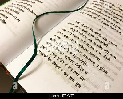 Eine alte buddhistische Text in Sanskrit eingraviert in einem Buch bei Swayambhunath Stockfoto