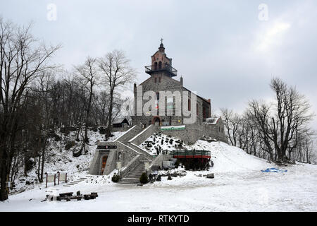 Polen, Berg Sleza - Februar 2018: Alte Kirche der Heimsuchung der Jungfrau Maria am Berg Sleza. Stockfoto