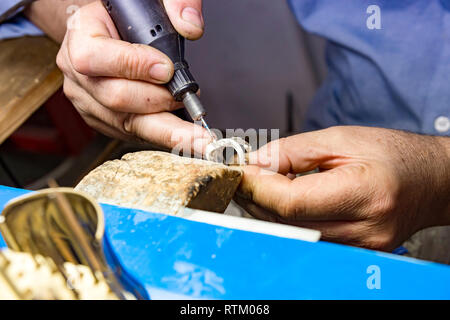 Männliche Hände von Schmuck Techniker während der Arbeit Stockfoto