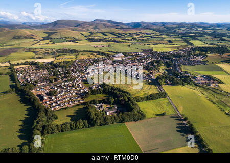 Luftbild der Stadt Biggar in South Lanarkshire angezeigt Die obere Clyde Tal und die Hügel des Scottish Borders, in Abend Sonne aufgenommen. Stockfoto