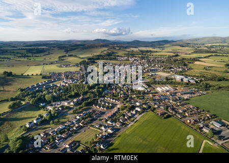 Luftbild der Stadt Biggar in South Lanarkshire angezeigt Die obere Clyde Tal und die Hügel des Scottish Borders, in Abend Sonne aufgenommen. Stockfoto