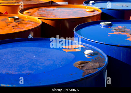 Top 200 Liter 55 US-Gallone Benzin leer Drums im Lagerbereich Warten auf Abholung Stockfoto