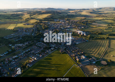 Luftbild der Stadt Biggar in South Lanarkshire angezeigt Die obere Clyde Tal und die Hügel des Scottish Borders, in Abend Sonne aufgenommen. Stockfoto