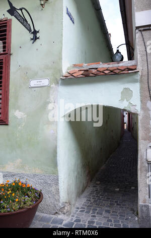 Der trada Sforii" - die schmalste Straße in Europa. Brasov, Rumänien. Stockfoto