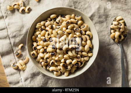 Raw Organic frischen schwarzen Auge Erbsen in eine Schüssel geben. Stockfoto