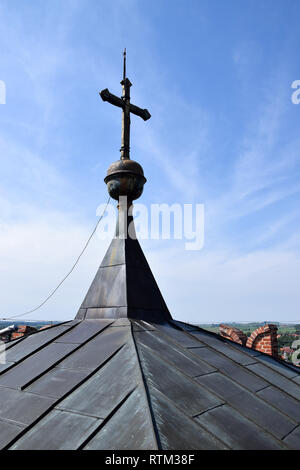 Kirchturm Kreuz mit Antenne. Stockfoto