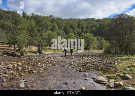 Stream Überfahrt in der Cerro Castillo finden, Aysen, Patagonien, Chile Stockfoto