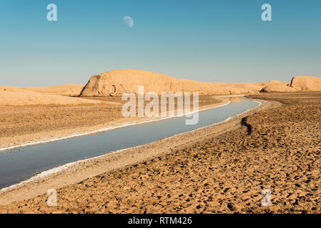 Anzeigen von Salz Rud-e Schur Fluss innerhalb ei Berge, yardangs in Kaluts Wüste, Teil der Wüste Dasht-e Lut in der Provinz Kerman, Iran Stockfoto