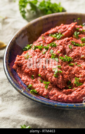 Hausgemachte Rote Rüben Hummus mit Pita Brot Stockfoto